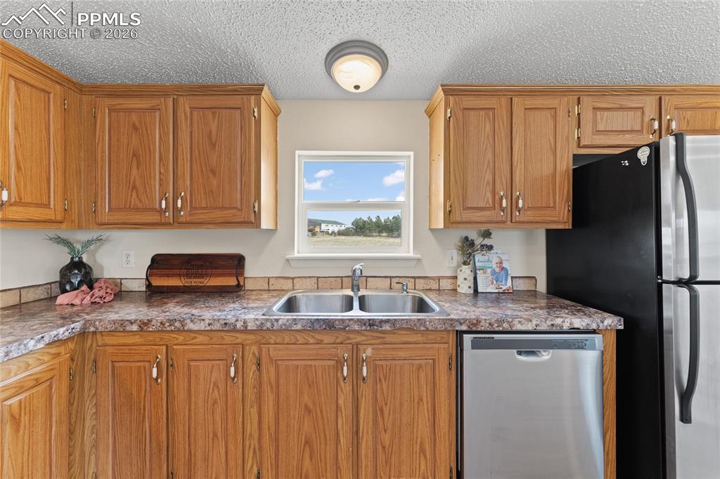 Image 13 of 39: Kitchen