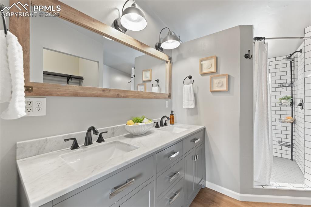 Image 19 of 39: Bathroom