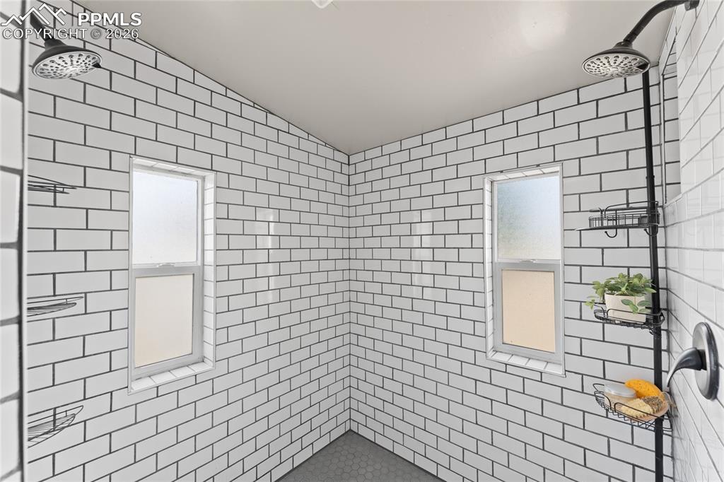 Image 21 of 39: Bathroom