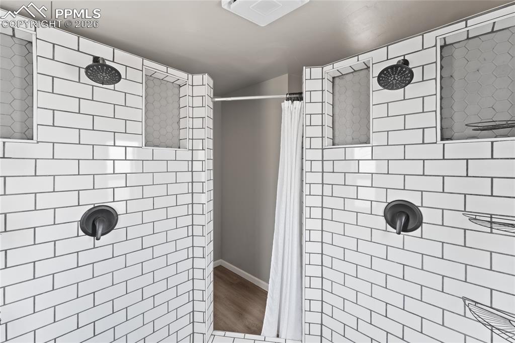 Image 22 of 39: Bathroom