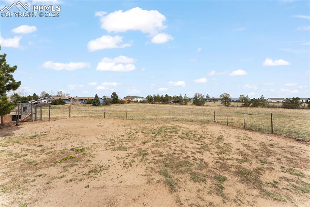 Image 34 of 39: Yard