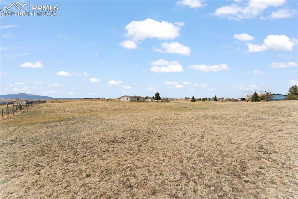 Image 36 of 39: Yard