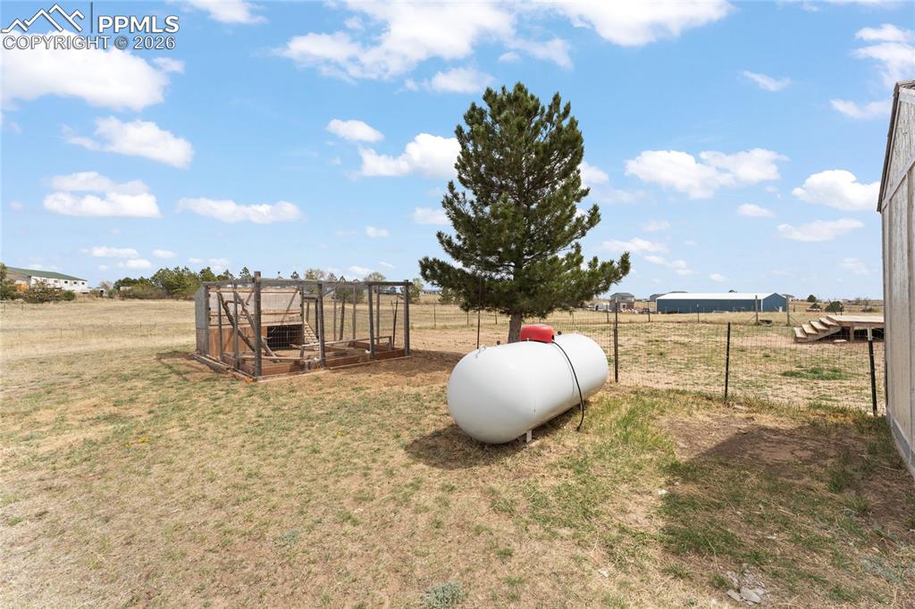 Image 37 of 39: Yard