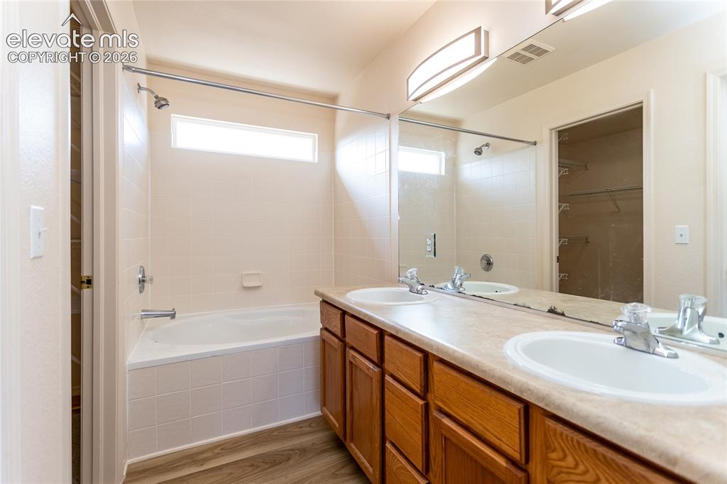 Image 29 of 42: Bathroom