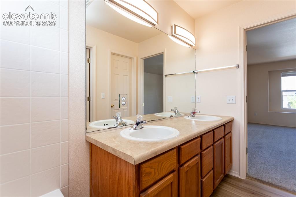 Image 31 of 42: Bathroom