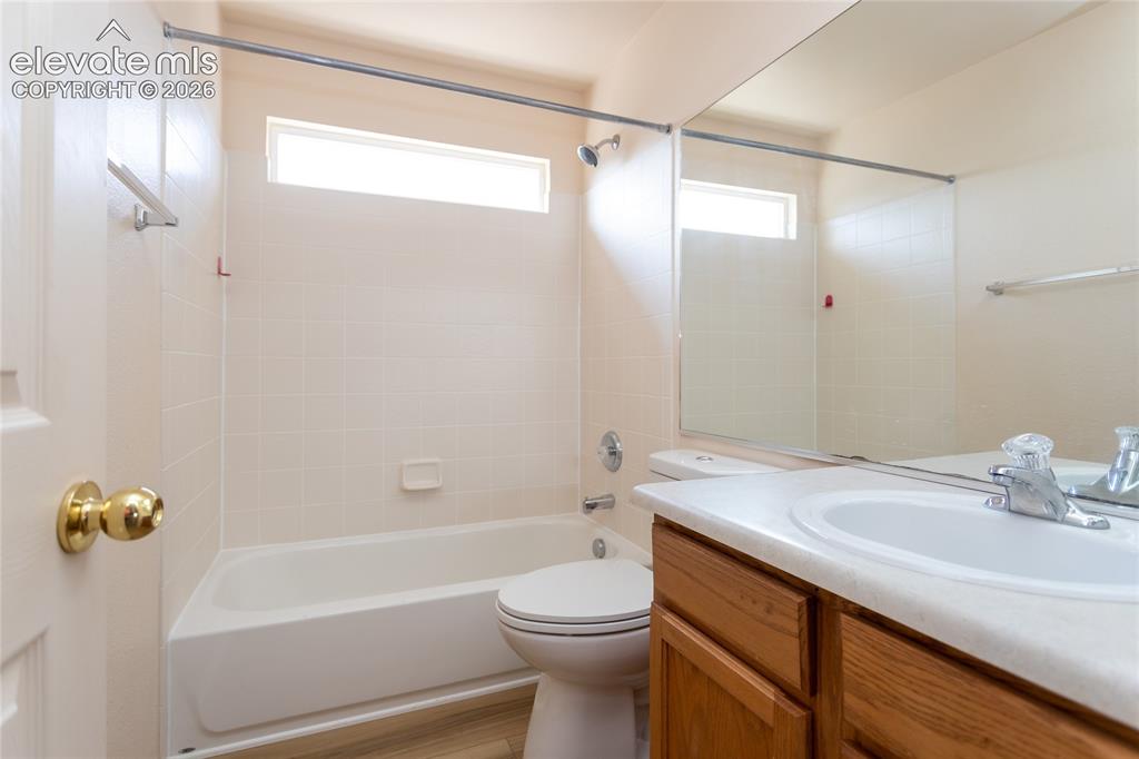 Image 34 of 42: Bathroom