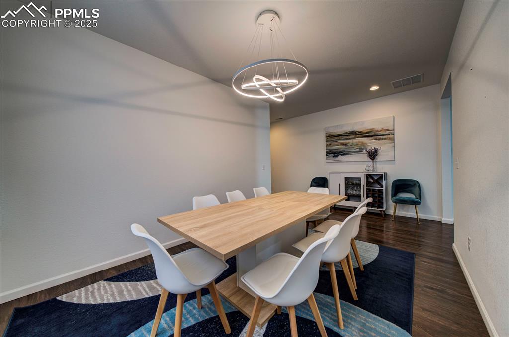 Image 11 of 32: Dining Area