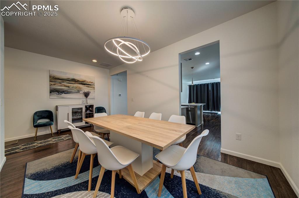 Image 12 of 32: Dining Area