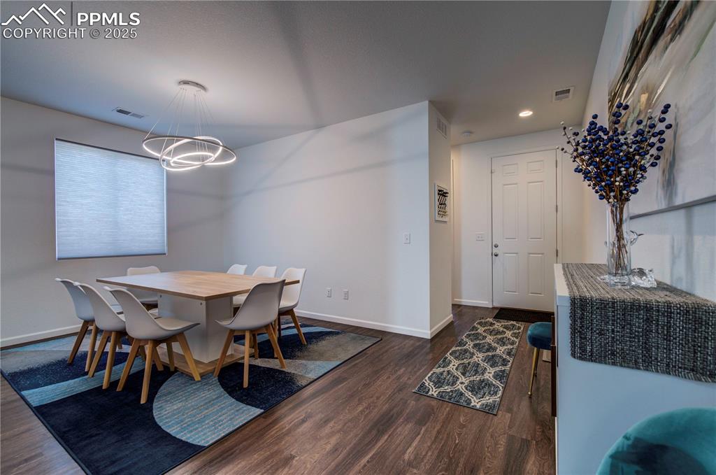 Image 18 of 32: Dining Area