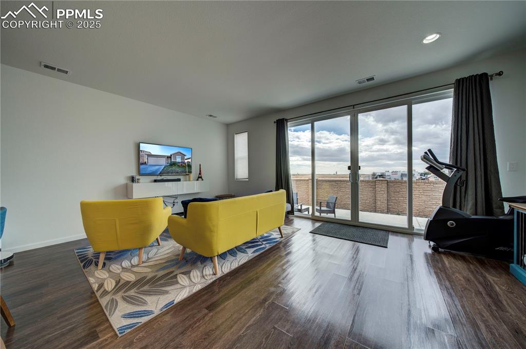 Image 19 of 32: Living Room