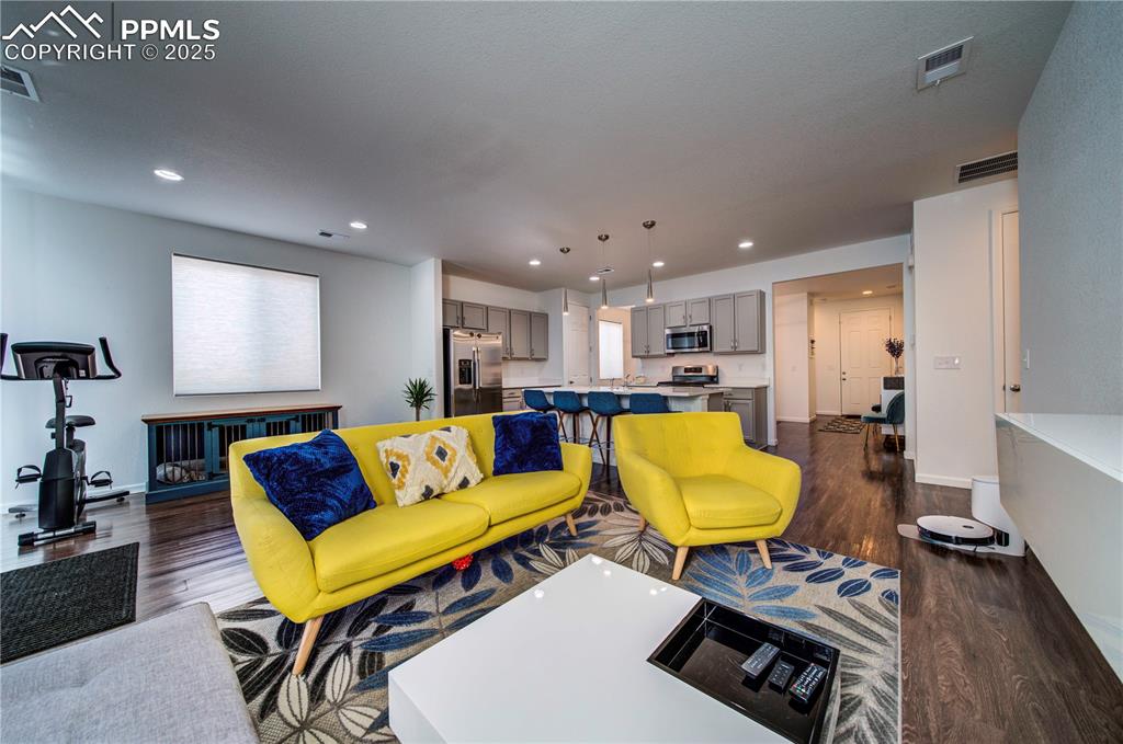 Image 20 of 32: Living Room