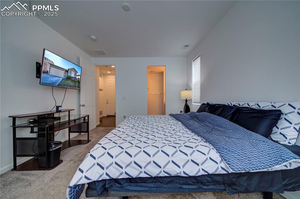 Image 23 of 32: Bedroom