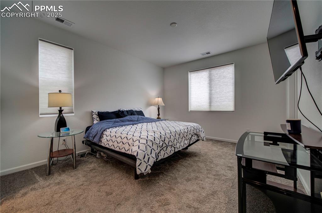 Image 25 of 32: Bedroom