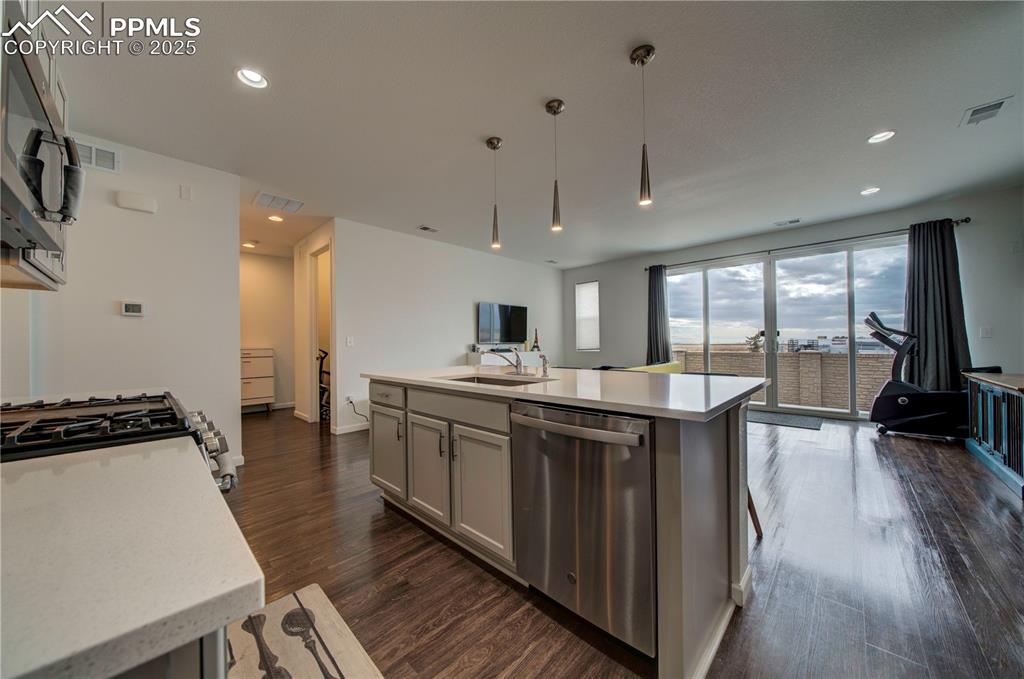 Image 7 of 32: Kitchen