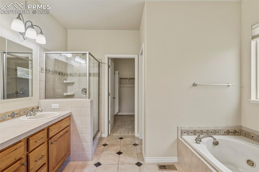 Image 17 of 46: Bathroom