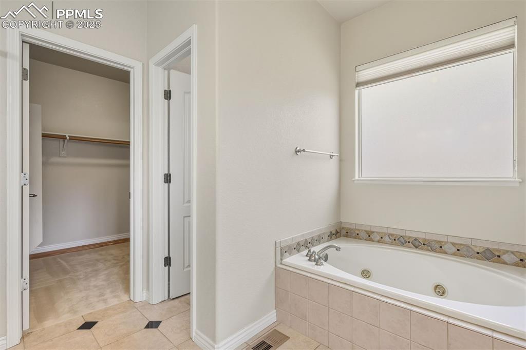 Image 18 of 46: Bathroom