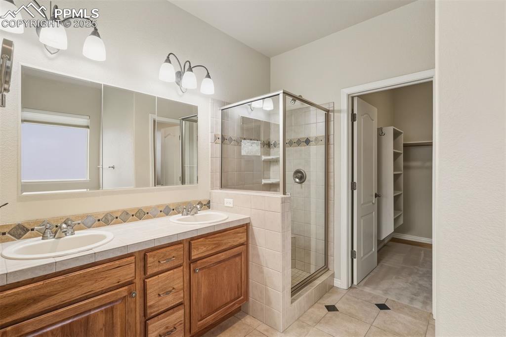 Image 20 of 46: Bathroom