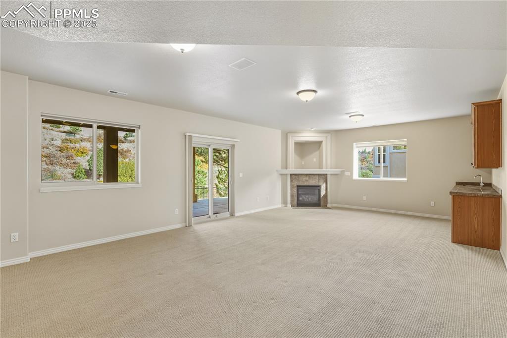 Image 27 of 46: Living Room