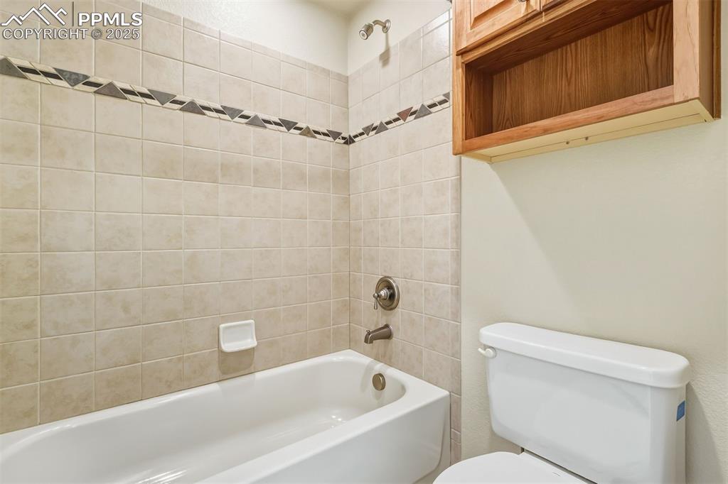 Image 32 of 46: Bathroom