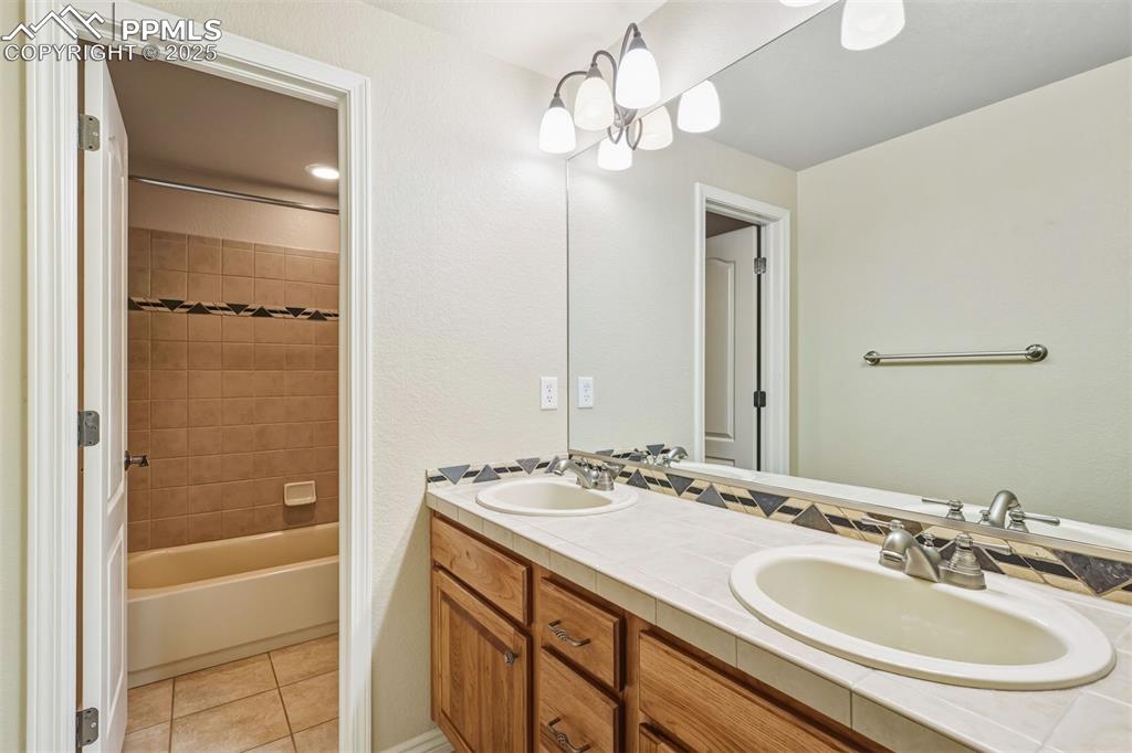 Image 33 of 46: Bathroom