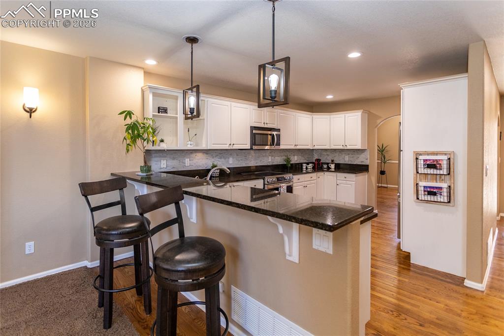 Image 10 of 49: Kitchen