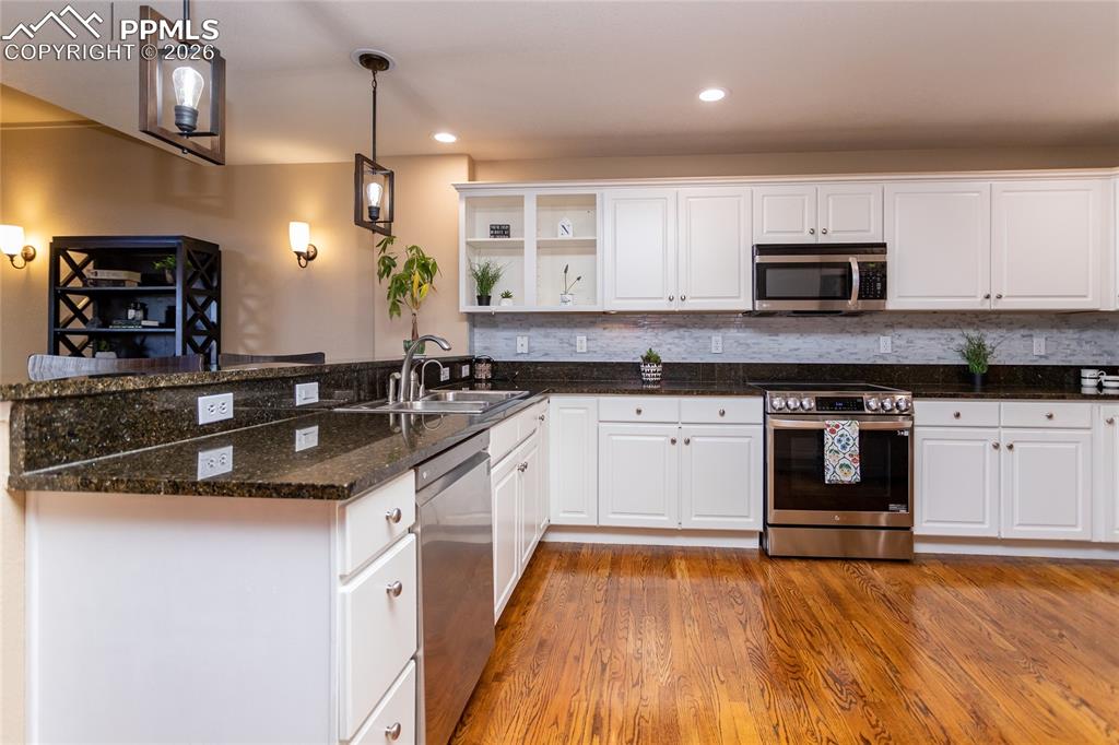 Image 11 of 49: Kitchen