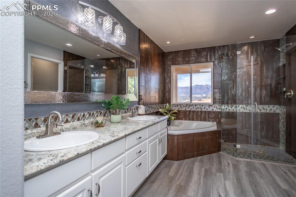 Image 25 of 49: Bathroom