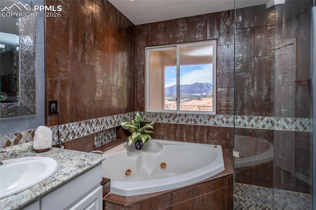 Image 26 of 49: Bathroom