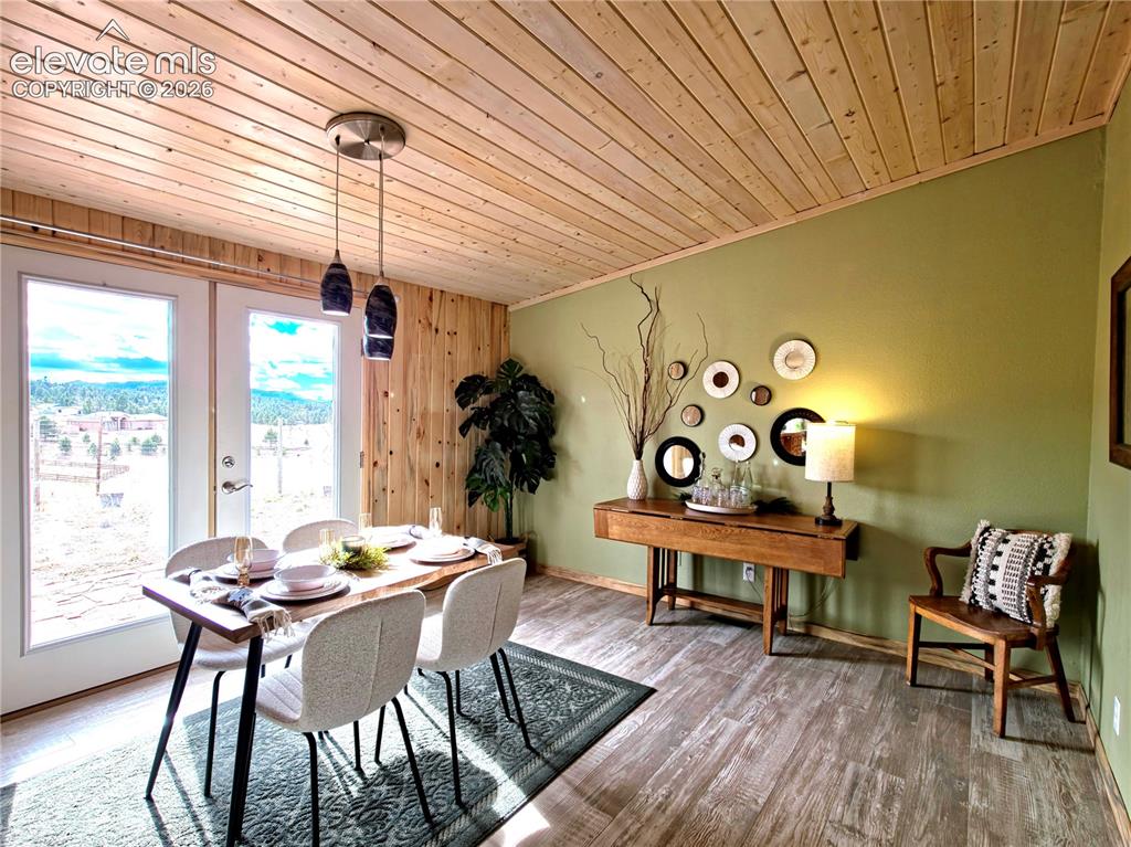 Image 14 of 43: Dining Area