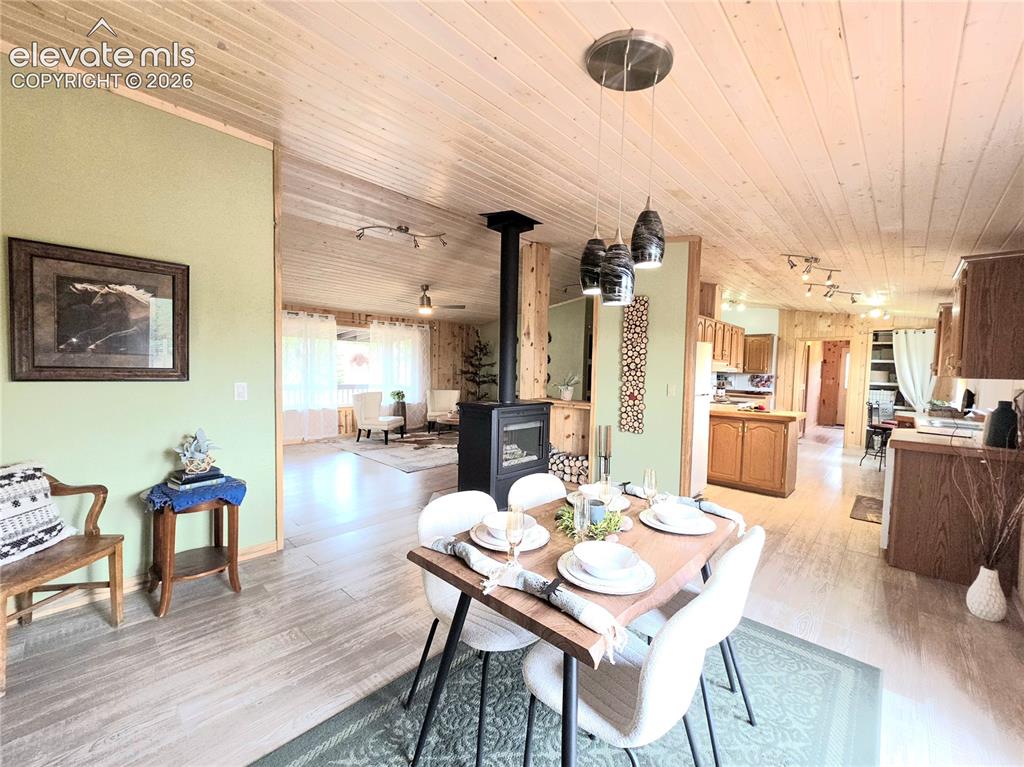 Image 16 of 43: Dining Area
