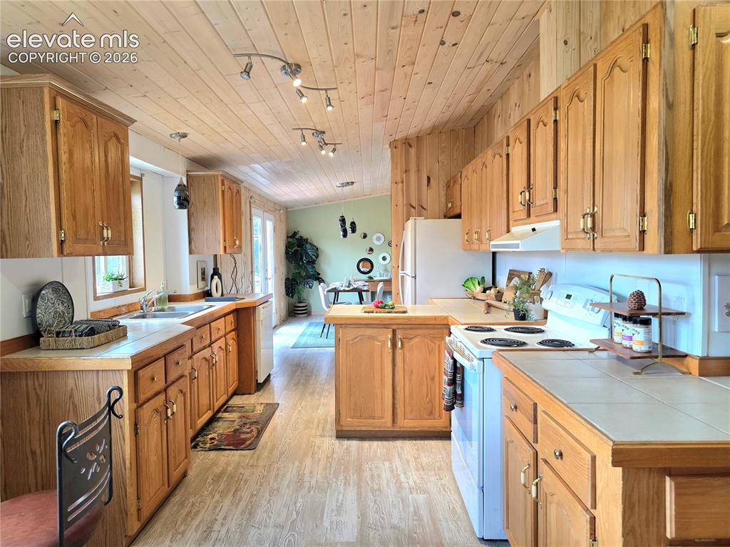Image 17 of 43: Kitchen