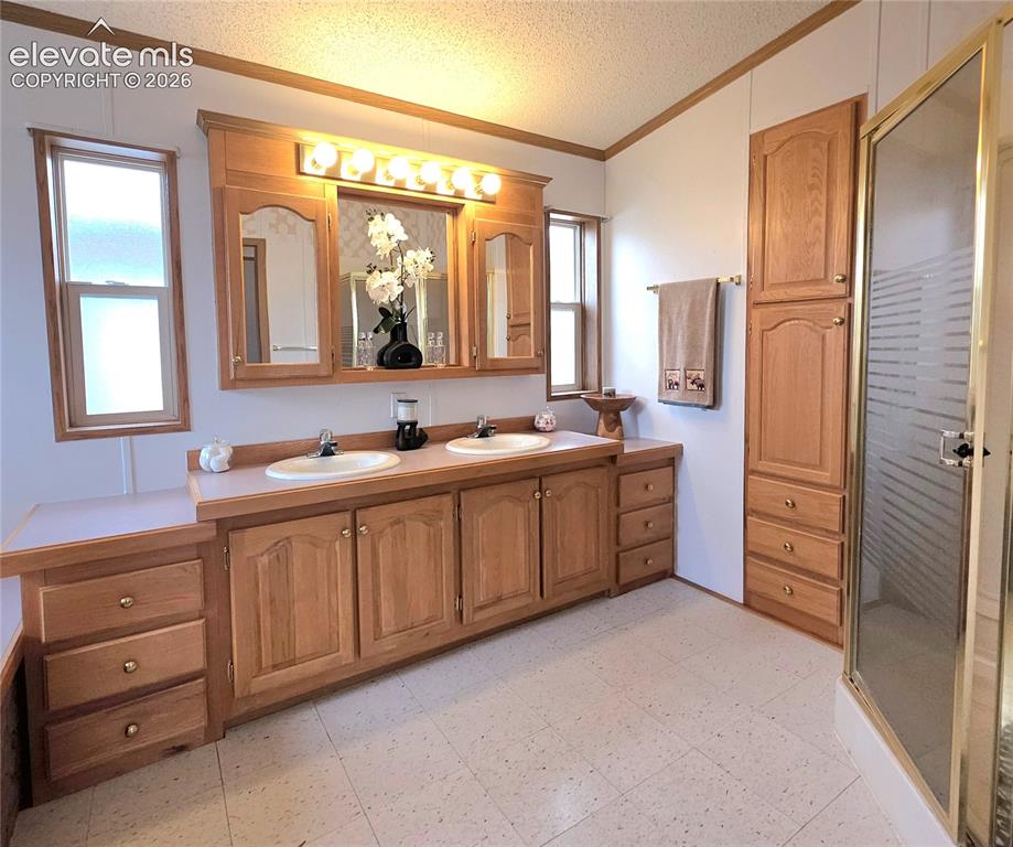 Image 29 of 43: Bathroom
