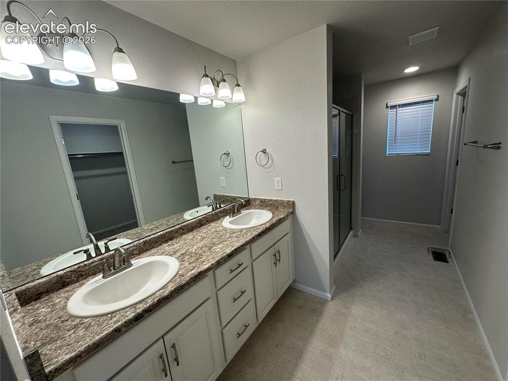 Image 19 of 22: Bathroom