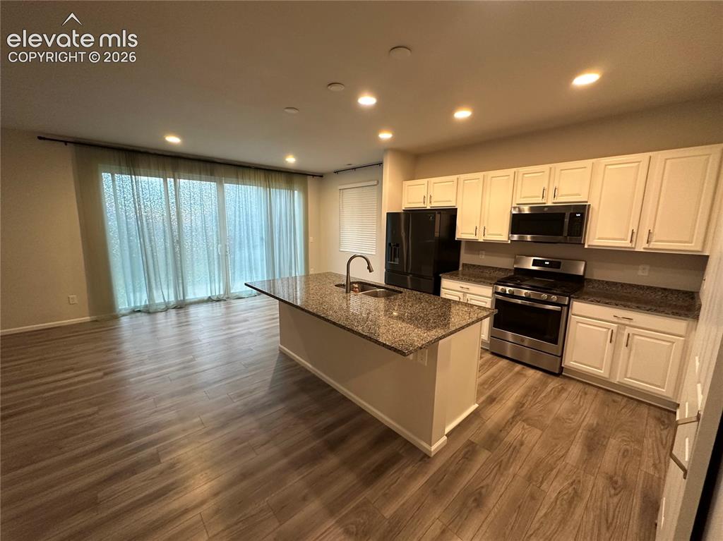 Image 4 of 22: Kitchen