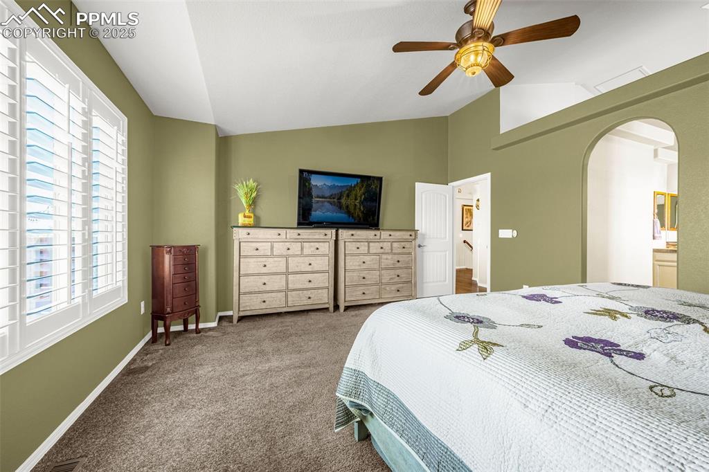 Image 14 of 45: Bedroom