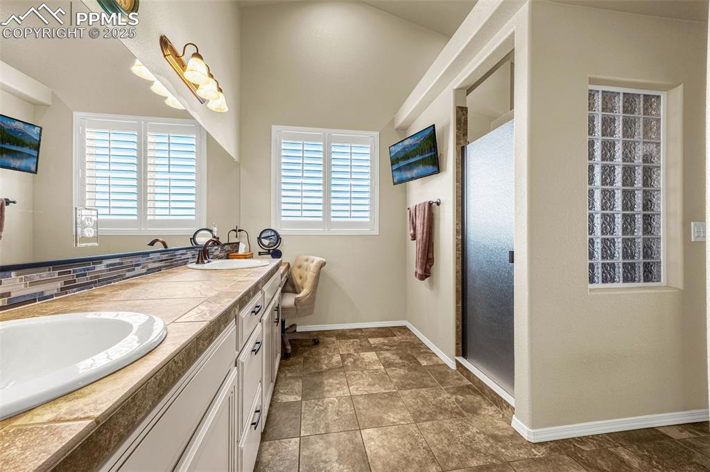 Image 16 of 45: Bathroom