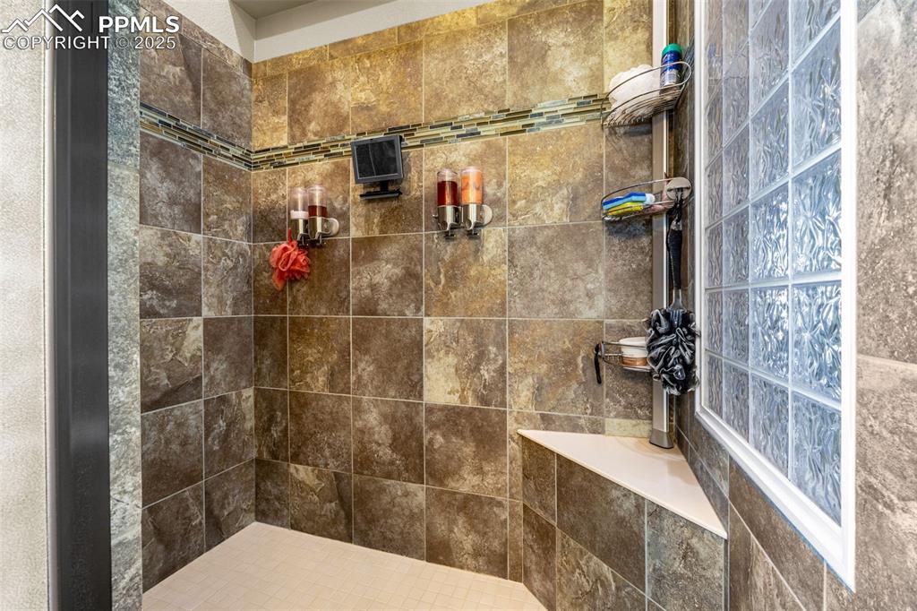 Image 17 of 45: Bathroom