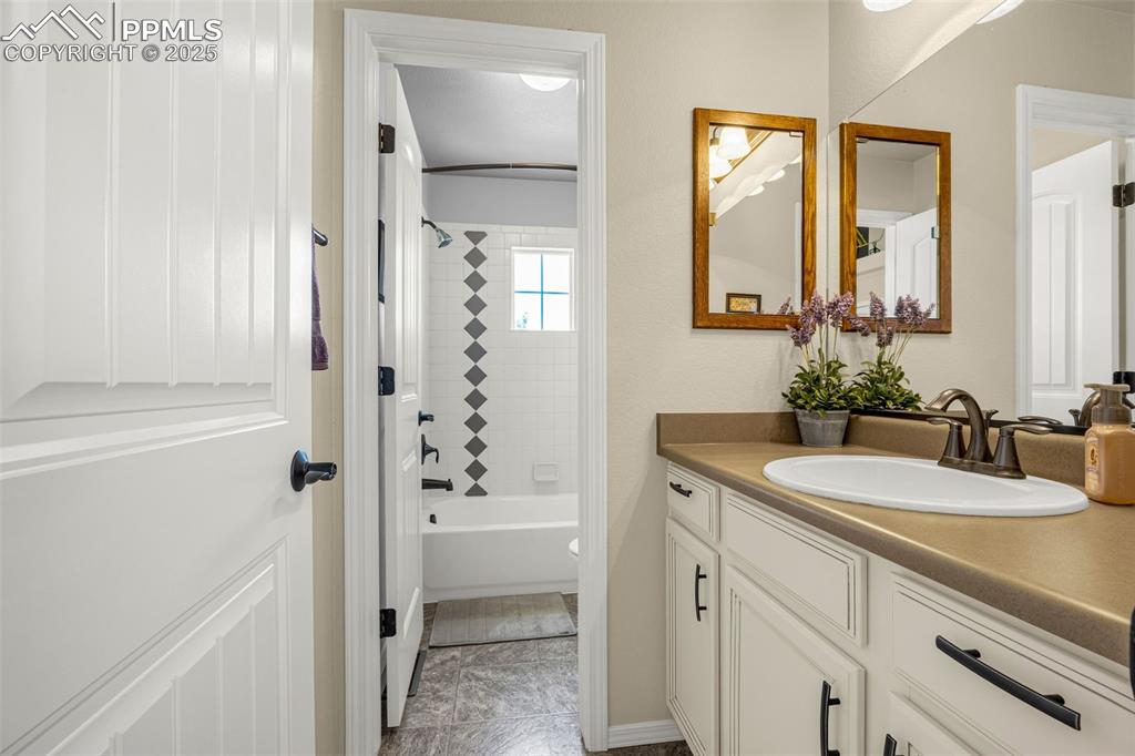 Image 19 of 45: Bathroom
