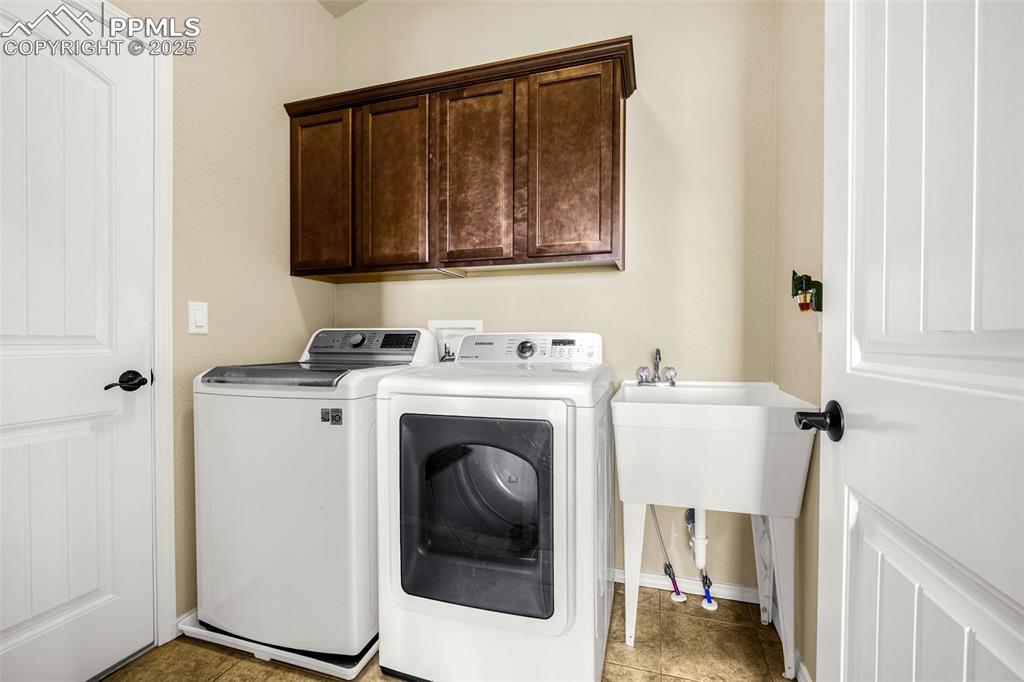 Image 21 of 45: Laundry