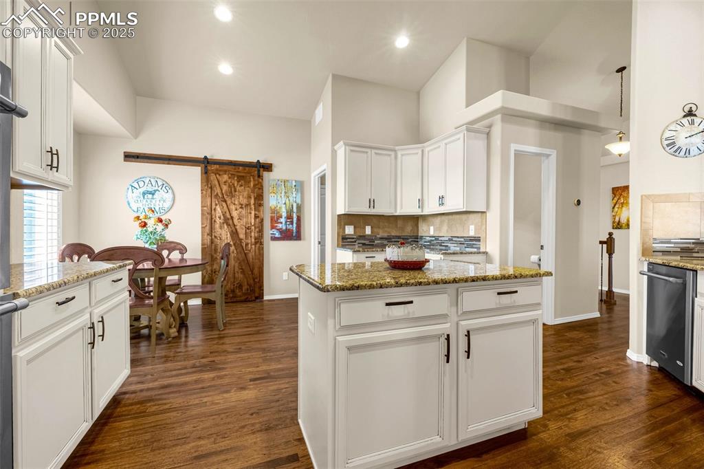 Image 5 of 45: Kitchen