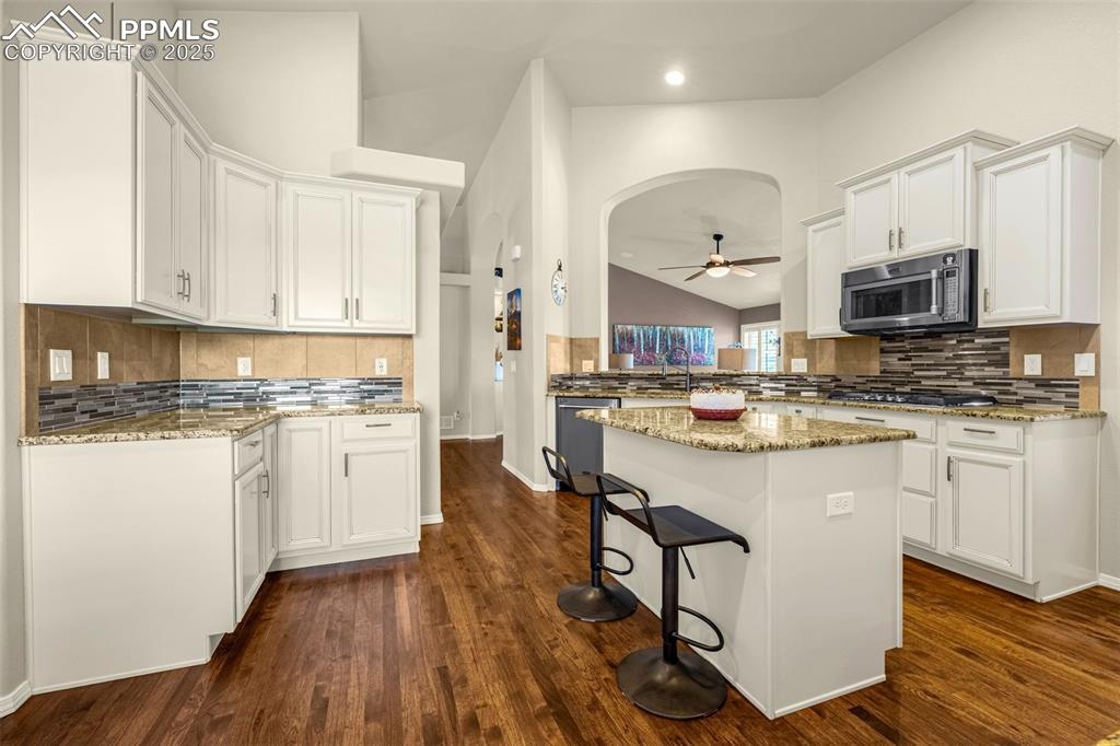 Image 7 of 45: Kitchen