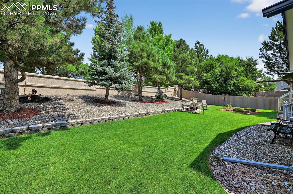 Image 10 of 50: Yard
