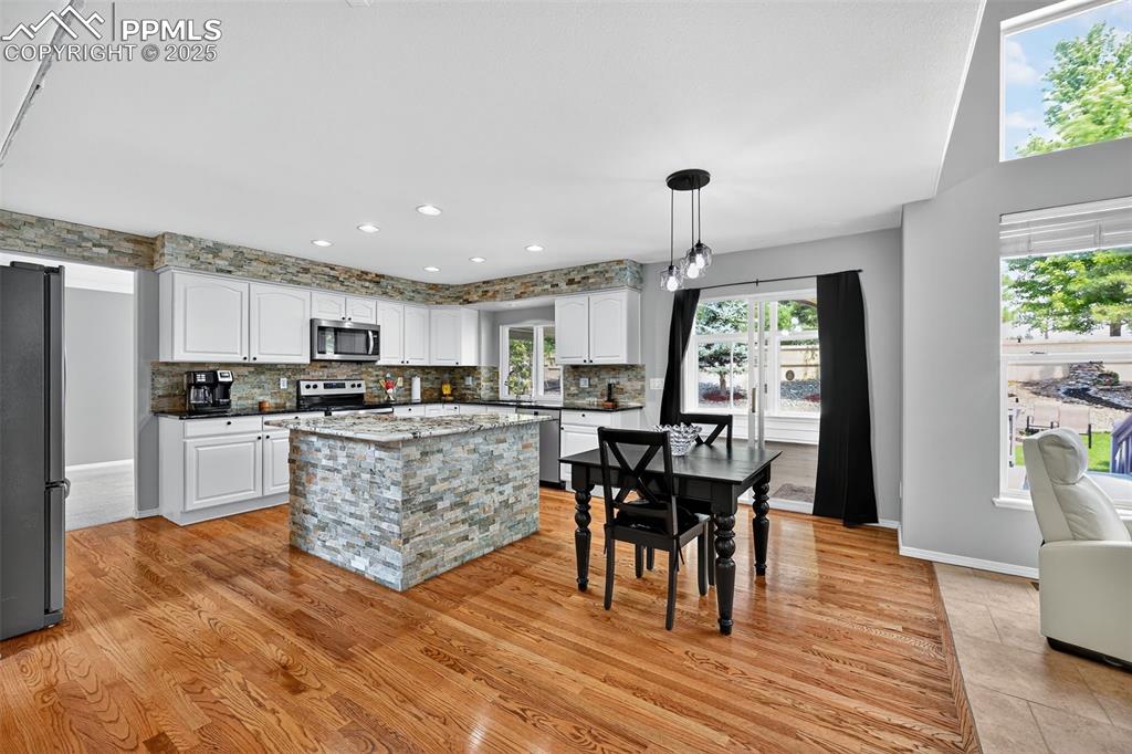 Image 18 of 50: Kitchen