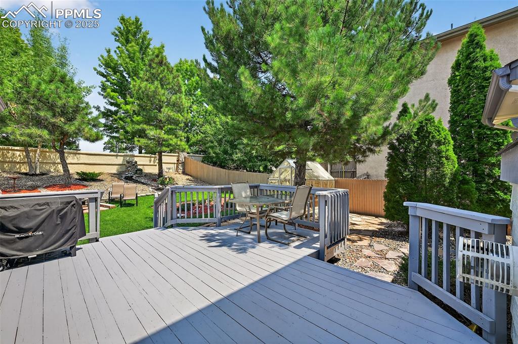 Image 4 of 50: Deck