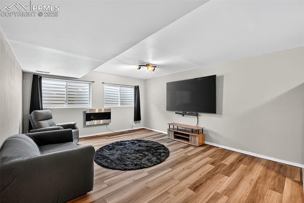 Image 40 of 50: Family Room