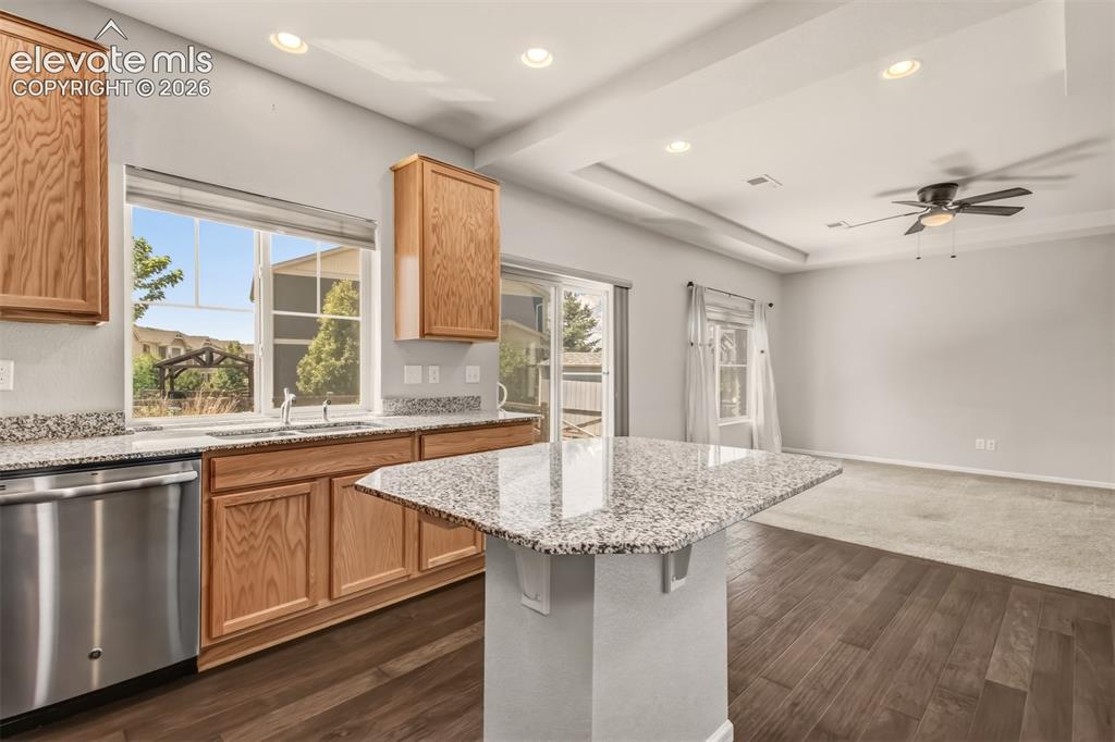 Image 15 of 41: Kitchen