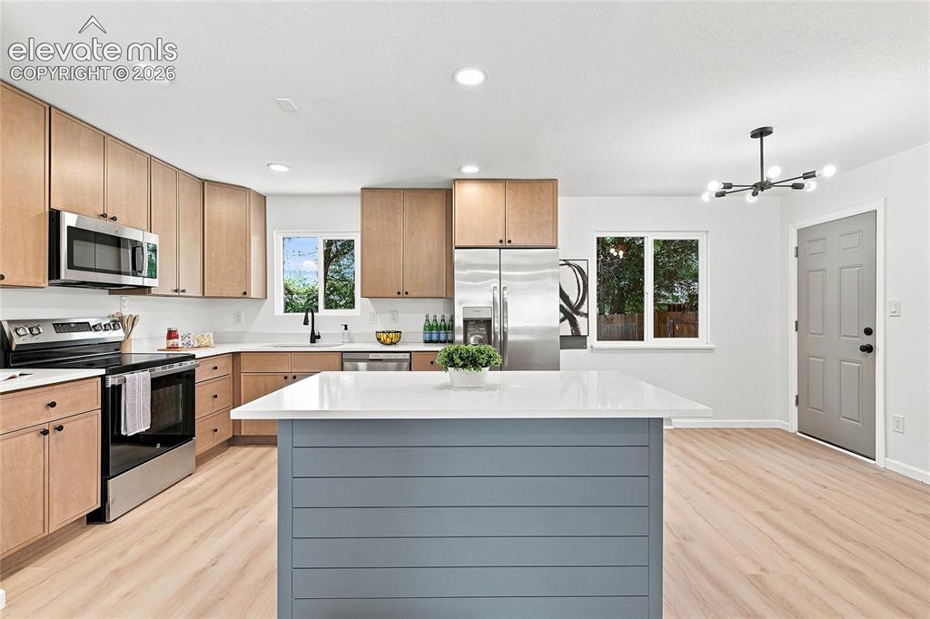 Image 10 of 28: Kitchen