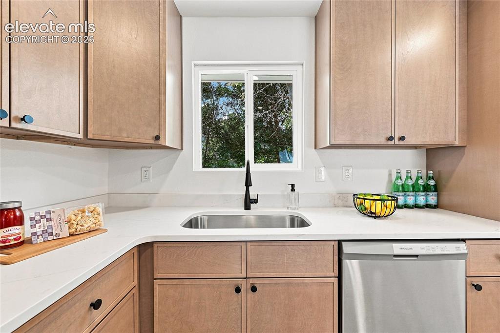 Image 12 of 28: Kitchen