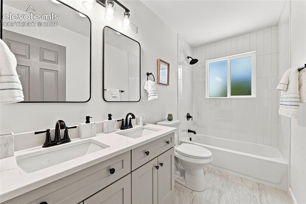 Image 14 of 28: Bathroom