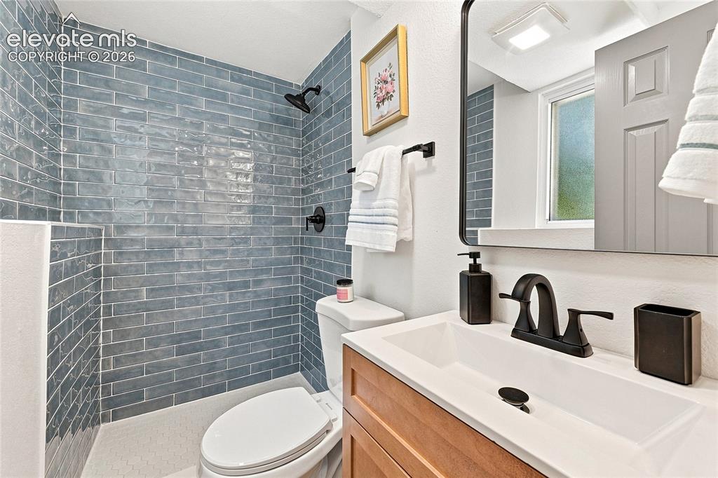 Image 26 of 28: Bathroom